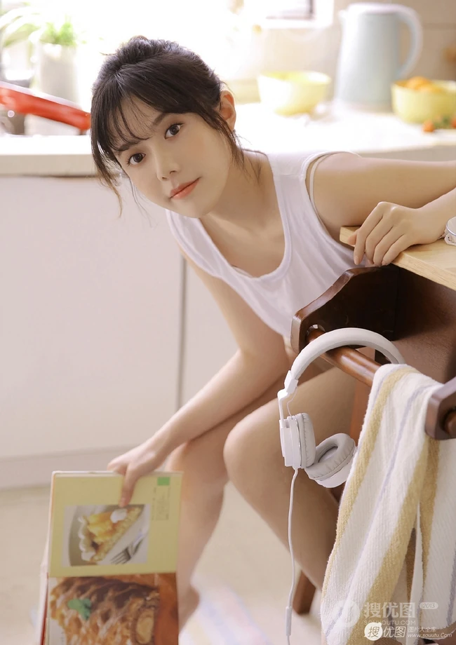 爱美食的甜心女生靓妹白衣短裤厨房忙碌元气满满可爱写真图片