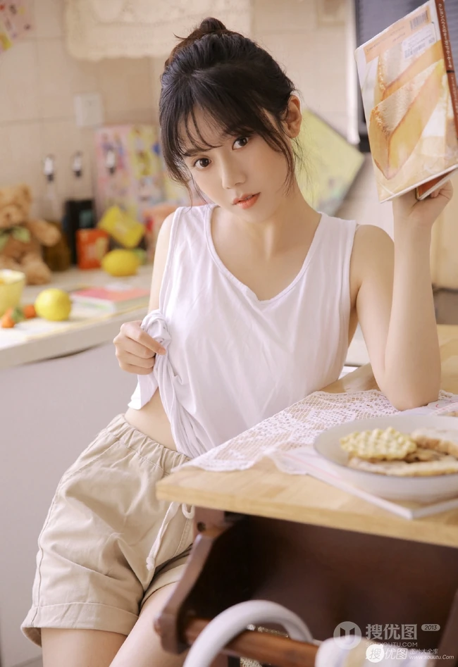 爱美食的甜心女生靓妹白衣短裤厨房忙碌元气满满可爱写真图片