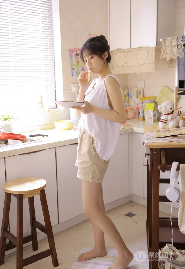 爱美食的甜心女生靓妹白衣短裤厨房忙碌元气满满可爱写真图片