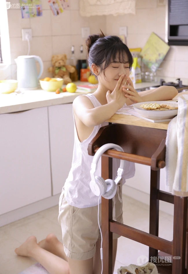 爱美食的甜心女生靓妹白衣短裤厨房忙碌元气满满可爱写真图片