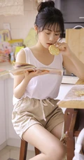 爱美食的甜心女生靓妹白衣短裤厨房忙碌元气满满可爱写真图片