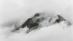 云雾缭绕的山峰，仙境般的山脉高清4K桌面壁纸