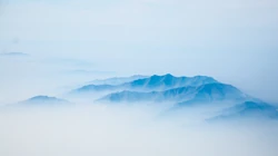 云雾缭绕的山峰，仙境般的山脉高清4K桌面壁纸
