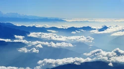 云雾缭绕的山峰，仙境般的山脉高清4K桌面壁纸