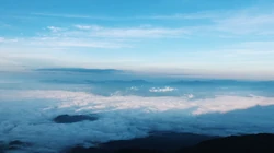 云雾缭绕的山峰，仙境般的山脉高清4K桌面壁纸