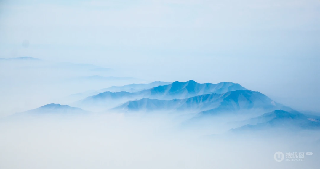 云雾缭绕的山峰，仙境般的山脉高清4K桌面壁纸