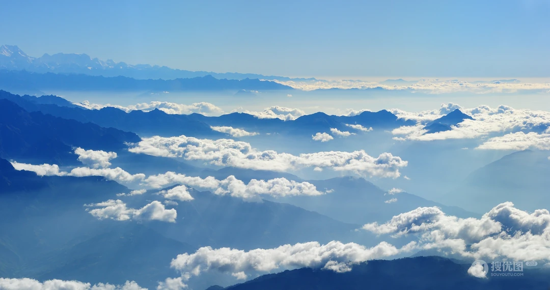 云雾缭绕的山峰，仙境般的山脉高清4K桌面壁纸