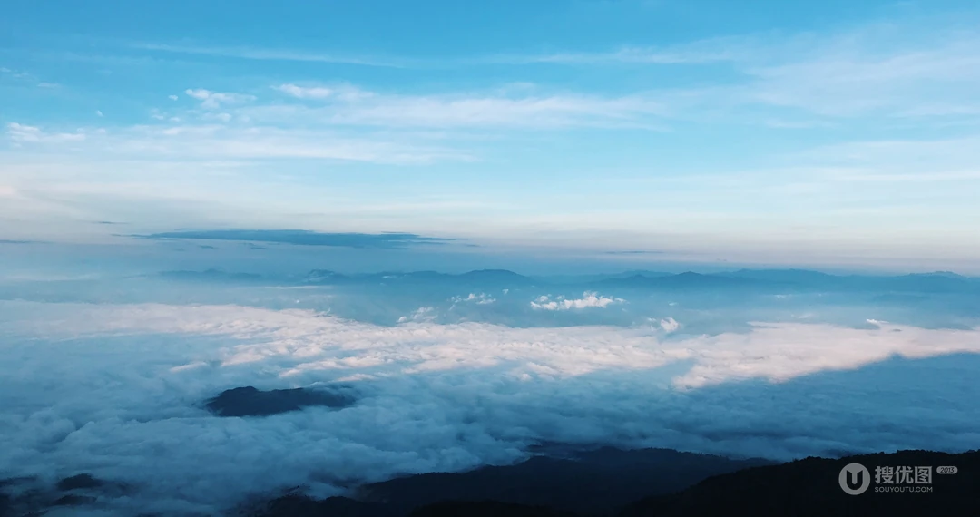 云雾缭绕的山峰，仙境般的山脉高清4K桌面壁纸