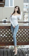 气质白皙高挑s身形修身女生佳人脱衣服裤子全过程写真图片集