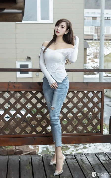 气质白皙高挑s身形修身女生佳人脱衣服裤子全过程写真图片集