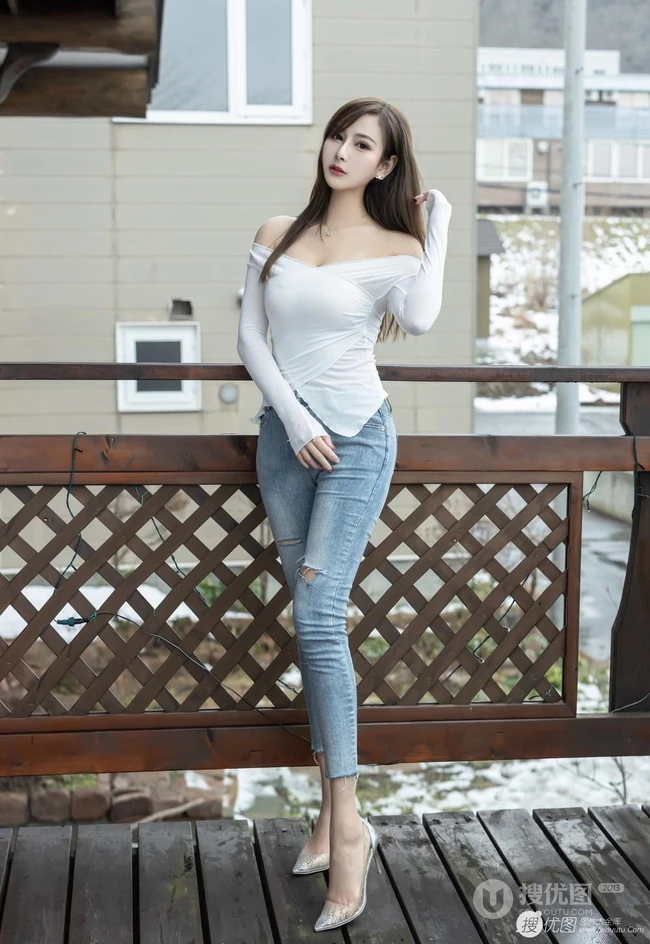气质白皙高挑s身形修身女生佳人脱衣服裤子全过程写真图片集