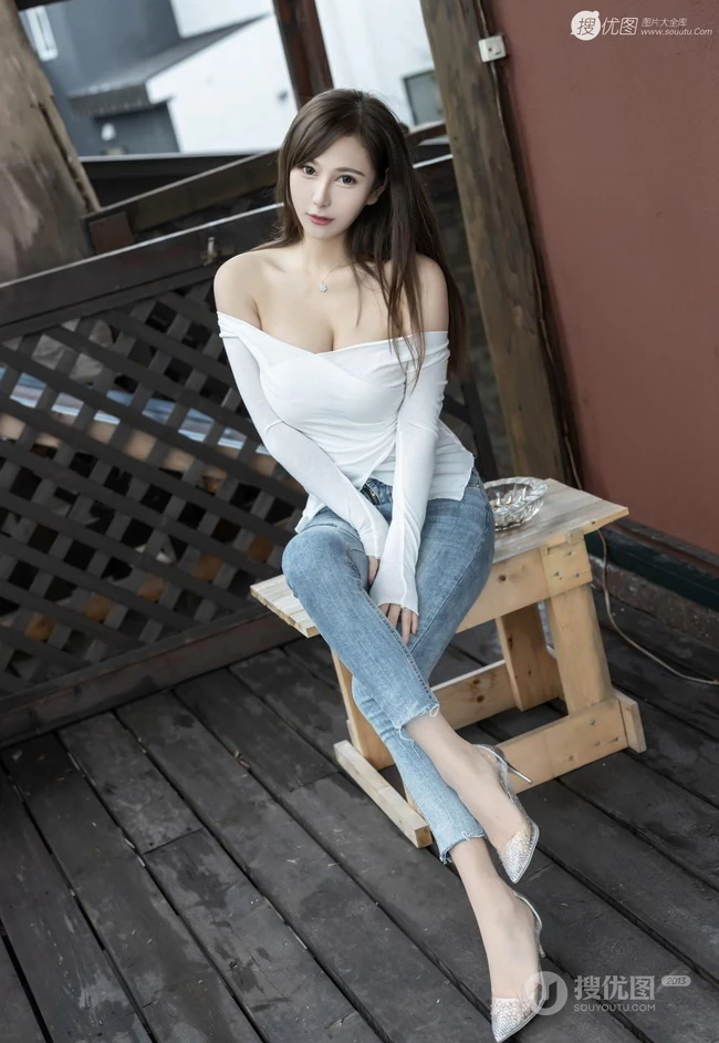 气质白皙高挑s身形修身女生佳人脱衣服裤子全过程写真图片集