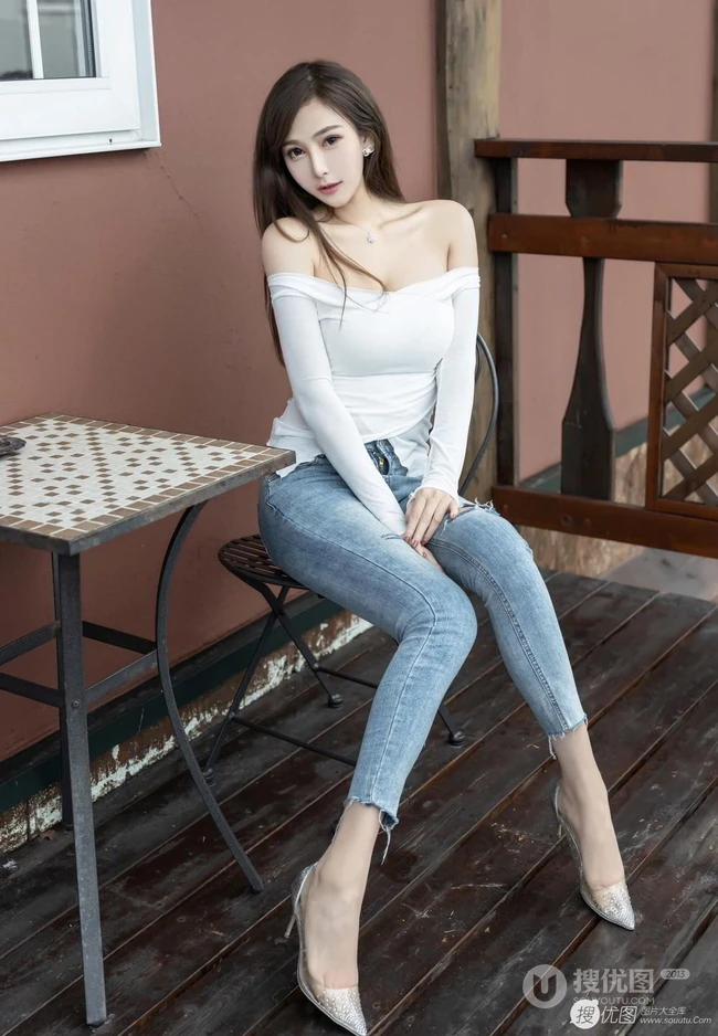 气质白皙高挑s身形修身女生佳人脱衣服裤子全过程写真图片集
