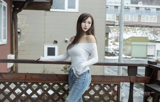 气质白皙高挑s身形修身女生佳人脱衣服裤子全过程写真图片集