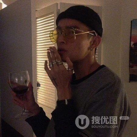 就是爱酷，时尚小哥哥自拍高冷微信头像