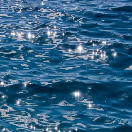 波光粼粼的海水，湖水水面风景图片