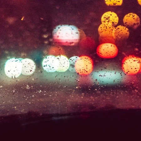 夜晚，夜色中，玻璃上的水滴、雨水唯美意境图片