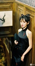 张予曦黑色露肩韵味古典旗袍写真图片，眼角星星妆容古灵俏皮