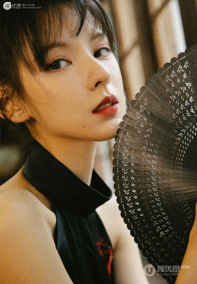 张予曦黑色露肩韵味古典旗袍写真图片，眼角星星妆容古灵俏皮