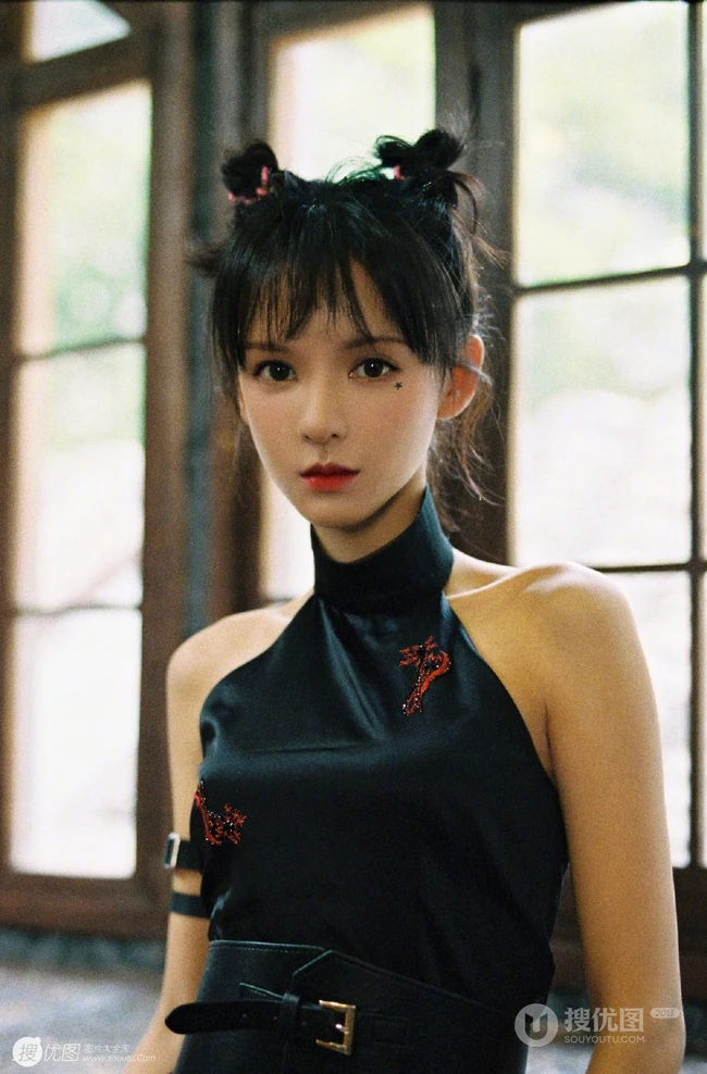 张予曦黑色露肩韵味古典旗袍写真图片，眼角星星妆容古灵俏皮
