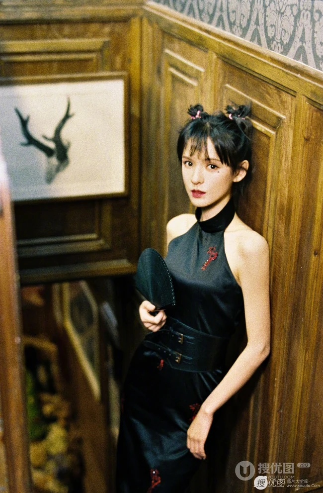 张予曦黑色露肩韵味古典旗袍写真图片，眼角星星妆容古灵俏皮