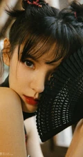 张予曦黑色露肩韵味古典旗袍写真图片，眼角星星妆容古灵俏皮