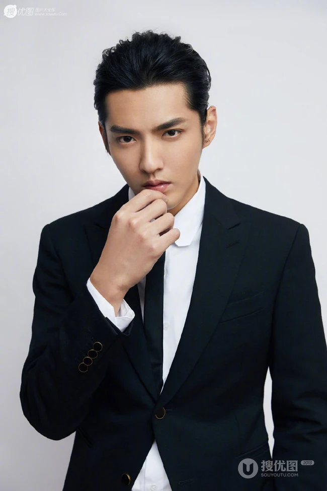 吴亦凡西装衬衫加领带俊朗帅气写真图片