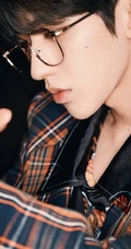 戴金边眼镜的浙江帅哥明星蔡徐坤格纹西装帅气写真图片