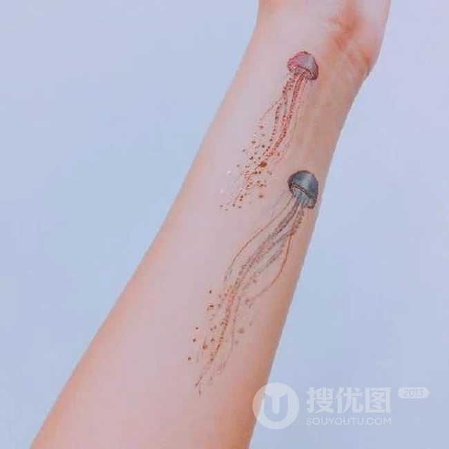 触须好多的水母纹身，纹在女生身体各部位的可爱水母纹身图案作品 第4张