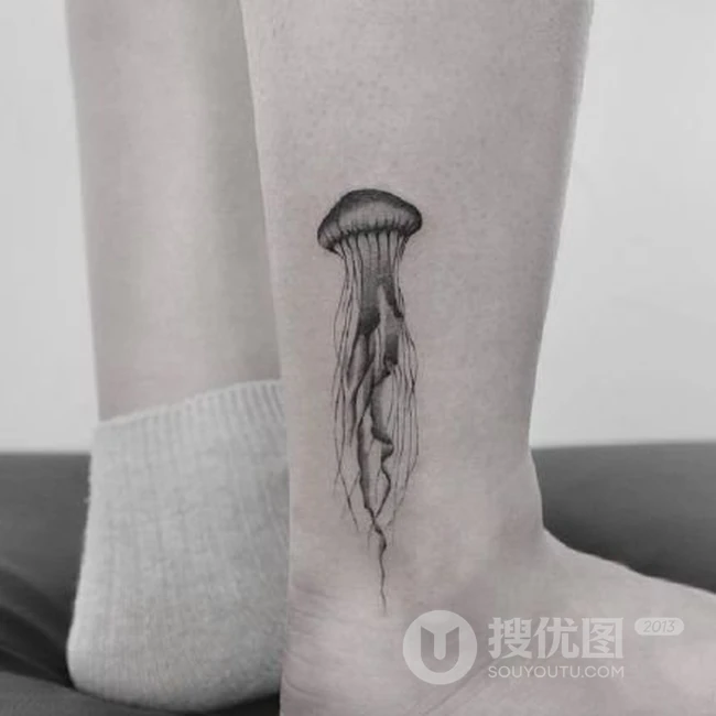 触须好多的水母纹身，纹在女生身体各部位的可爱水母纹身图案作品 第9张