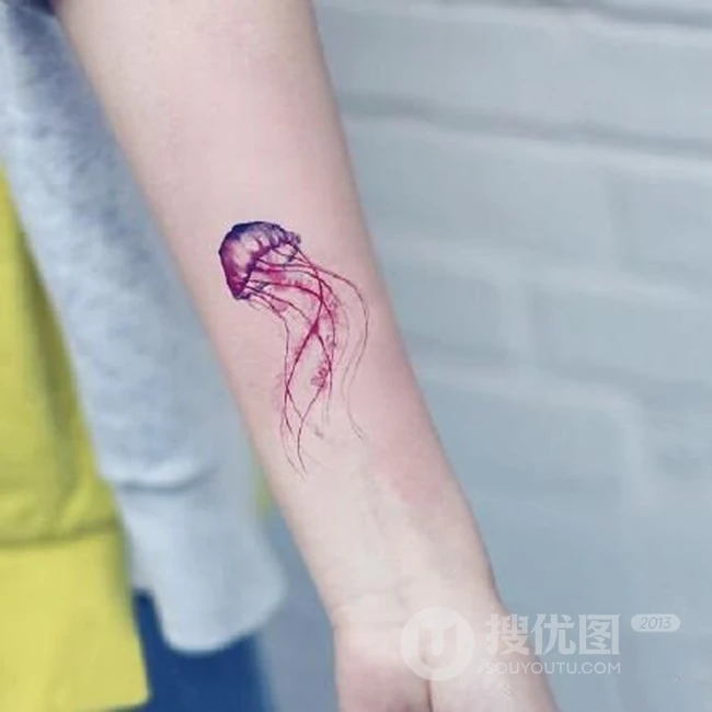 触须好多的水母纹身，纹在女生身体各部位的可爱水母纹身图案作品 第7张