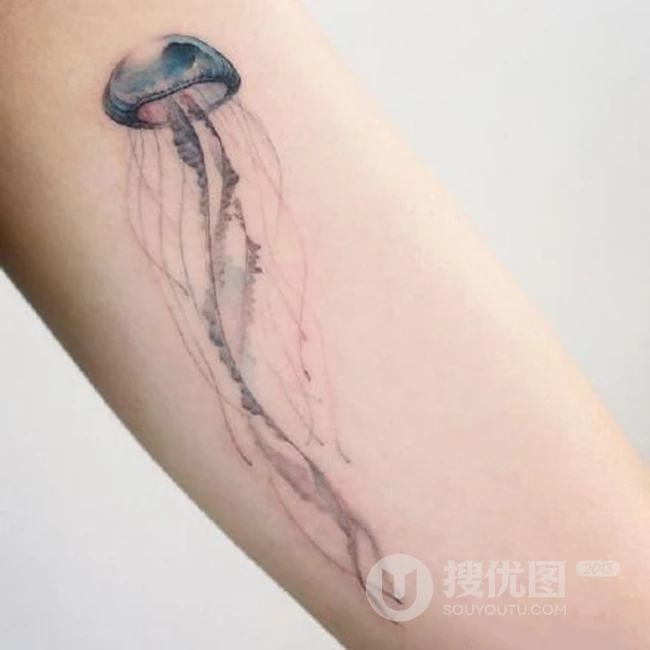 触须好多的水母纹身，纹在女生身体各部位的可爱水母纹身图案作品 第5张