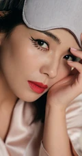 戴眼罩穿粉色睡裙的江西女明星刘涛室内写真图片