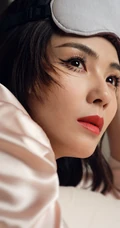 戴眼罩穿粉色睡裙的江西女明星刘涛室内写真图片