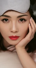 戴眼罩穿粉色睡裙的江西女明星刘涛室内写真图片