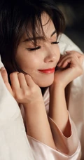 戴眼罩穿粉色睡裙的江西女明星刘涛室内写真图片
