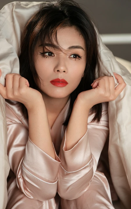 戴眼罩穿粉色睡裙的江西女明星刘涛室内写真图片