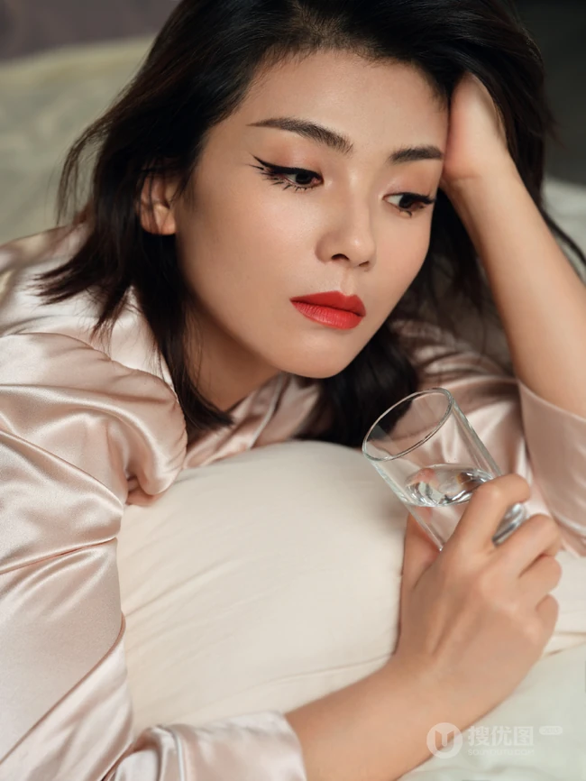 戴眼罩穿粉色睡裙的江西女明星刘涛室内写真图片