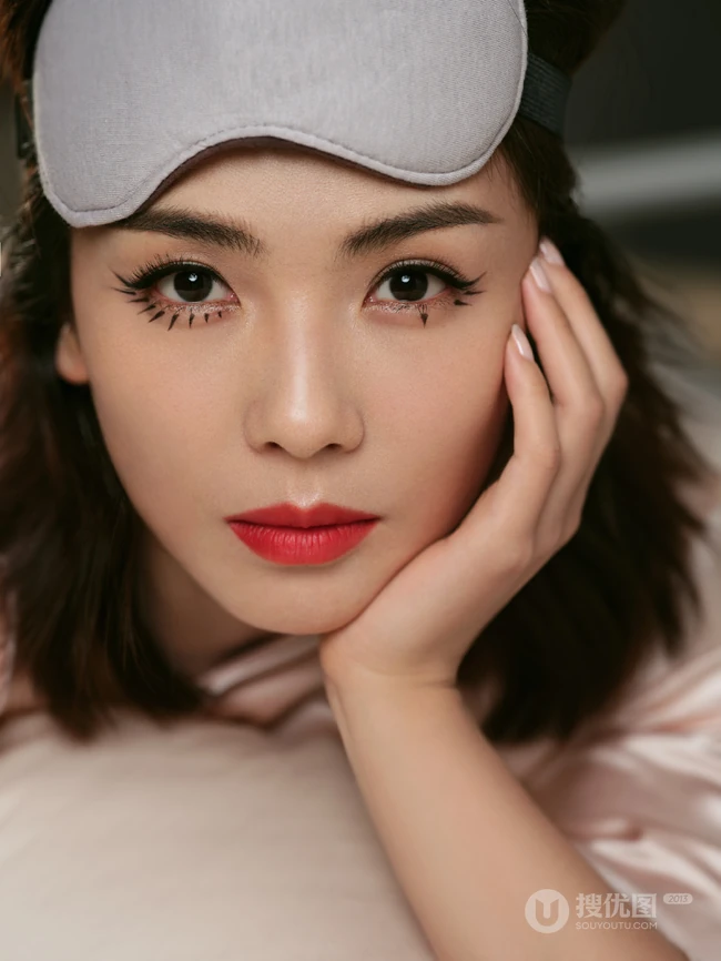 戴眼罩穿粉色睡裙的江西女明星刘涛室内写真图片