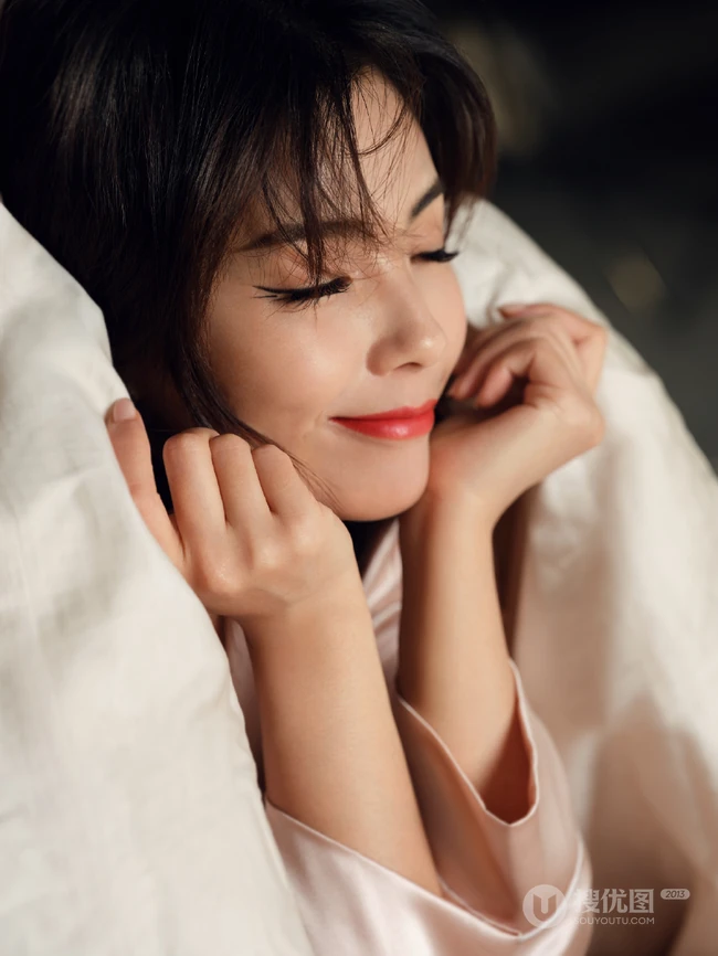 戴眼罩穿粉色睡裙的江西女明星刘涛室内写真图片