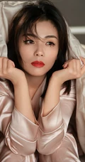 戴眼罩穿粉色睡裙的江西女明星刘涛室内写真图片