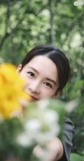 李沁手拿雏菊清新清新户外写真图片
