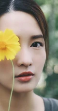 李沁手拿雏菊清新清新户外写真图片