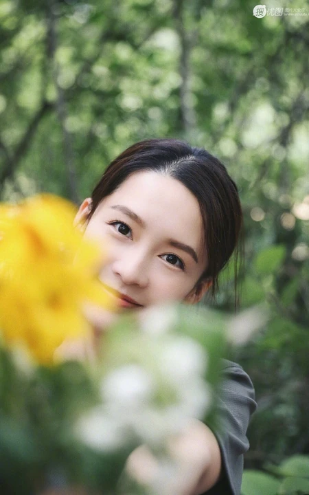 李沁手拿雏菊清新清新户外写真图片