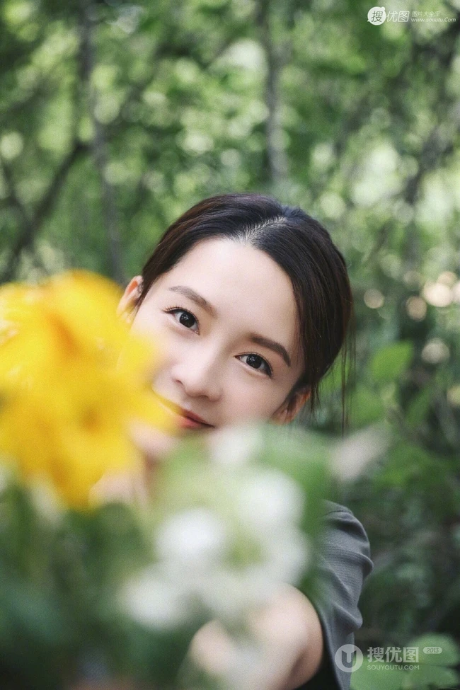 李沁手拿雏菊清新清新户外写真图片