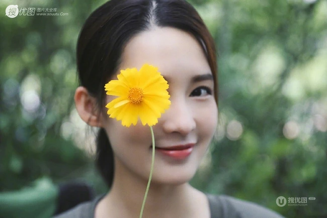 李沁手拿雏菊清新清新户外写真图片