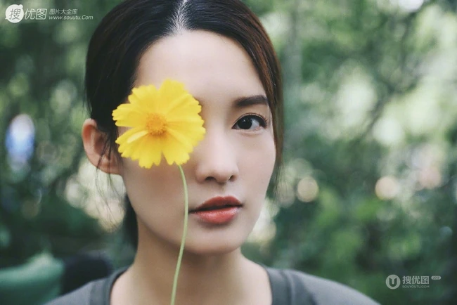李沁手拿雏菊清新清新户外写真图片