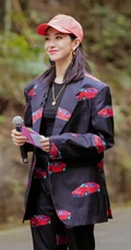 宋茜黑底红车印花休闲西装套装参加户外运动美美照片