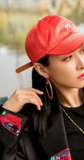 宋茜黑底红车印花休闲西装套装参加户外运动美美照片