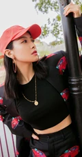 宋茜黑底红车印花休闲西装套装参加户外运动美美照片